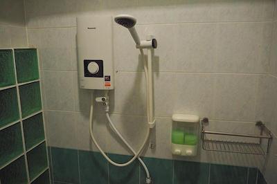 د لاکی کاتا هاستل