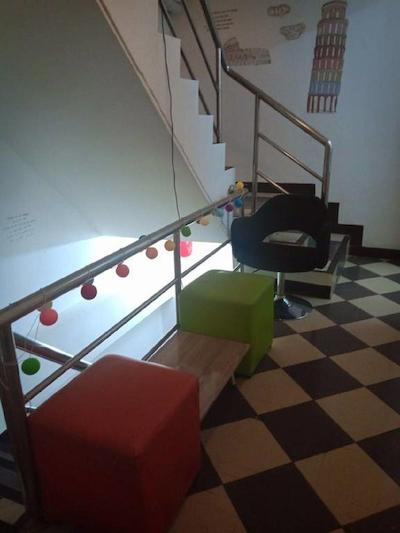 وی آر هاستل کائوسان