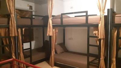 وی آر هاستل کائوسان