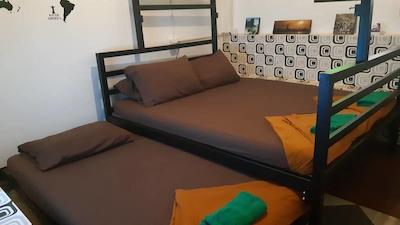 وی آر هاستل کائوسان