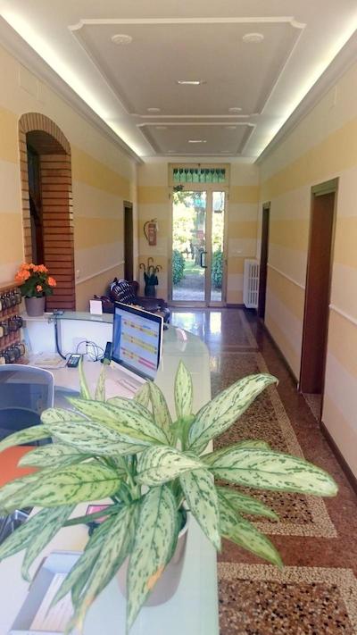 هتل ویلا آزورا