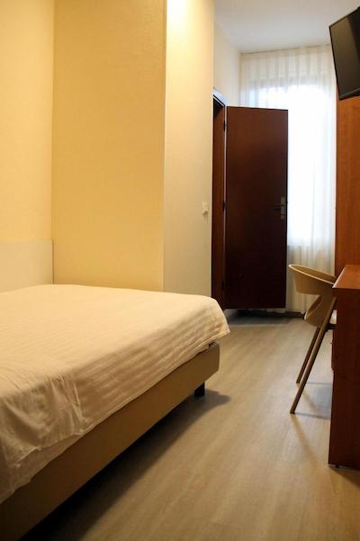 هتل ویلا آزورا