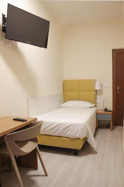 هتل ویلا آزورا