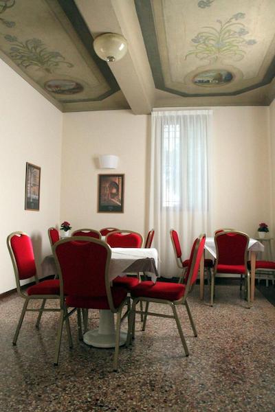 هتل ویلا آزورا