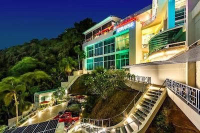 هسلتاپ هتل بای د لنترن گروپ