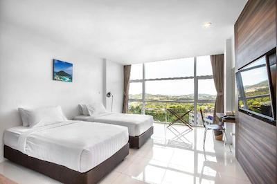 هسلتاپ هتل بای د لنترن گروپ