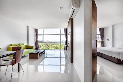 هسلتاپ هتل بای د لنترن گروپ