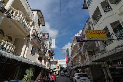 ناک ناک بیچ بوتیک