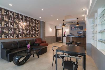 ناک ناک بیچ بوتیک