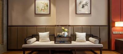 پیلو استون لای کلاود بوتیک هتل