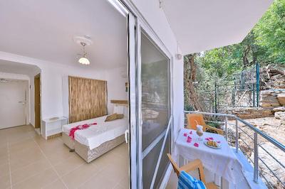 آنفورا اوتل