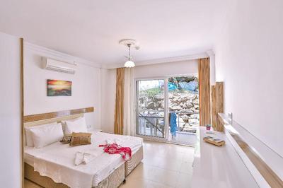 آنفورا اوتل