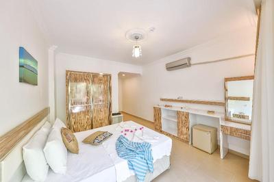 آنفورا اوتل