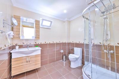 آنفورا اوتل