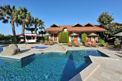 گرنادین لاج