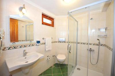 گرنادین لاج