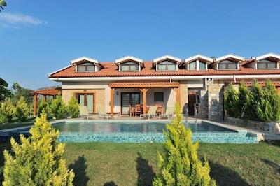 گرنادین لاج