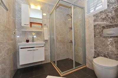 گرنادین لاج