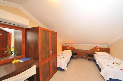 گرنادین لاج