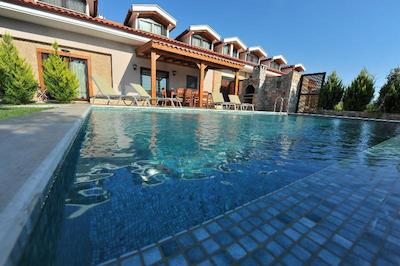 گرنادین لاج