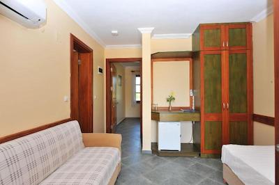 گرنادین لاج