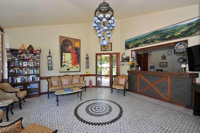 گرنادین لاج