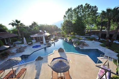 گرنادین لاج