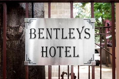 بنتلی ز هتل کلابا