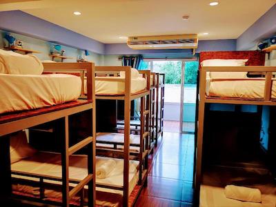 بیچ پکرز هاستل