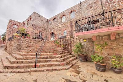 او وای او هتل کازا دل گوبرنادور