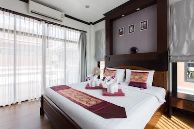 د یونیک کرابی پرایوت پول ویلا