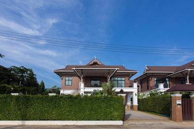 د یونیک کرابی پرایوت پول ویلا