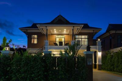 د یونیک کرابی پرایوت پول ویلا