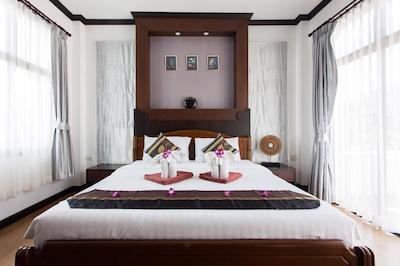 د یونیک کرابی پرایوت پول ویلا