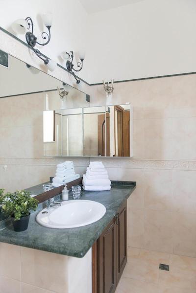 لاتیتیا گست هاوس 32