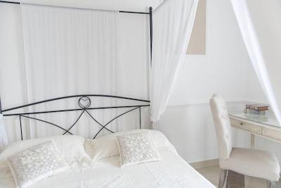 لاتیتیا گست هاوس 32