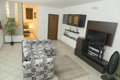 لاتیتیا گست هاوس 32