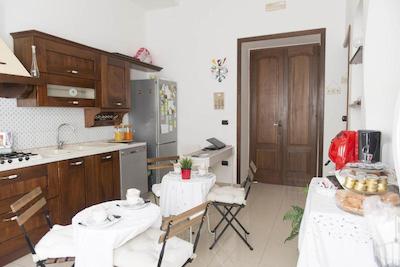 لاتیتیا گست هاوس 32