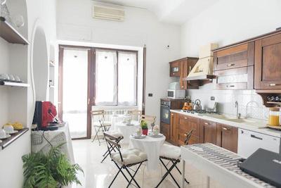 لاتیتیا گست هاوس 32