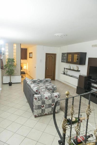 لاتیتیا گست هاوس 32