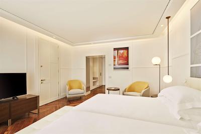 د بریتانیکو نیپلز کوریو کالکشن بای هیلتون