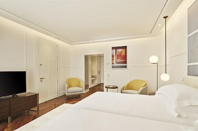 د بریتانیکو نیپلز کوریو کالکشن بای هیلتون