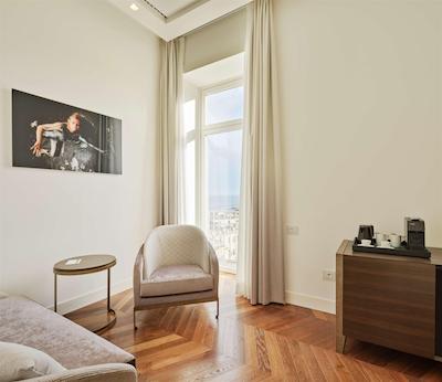 د بریتانیکو نیپلز کوریو کالکشن بای هیلتون