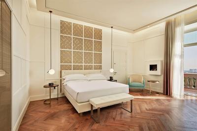 د بریتانیکو نیپلز کوریو کالکشن بای هیلتون