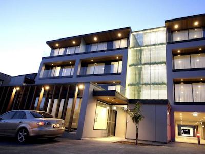 فرنز موتل اند سرویسد آپارتمنتز بیرکنهدز