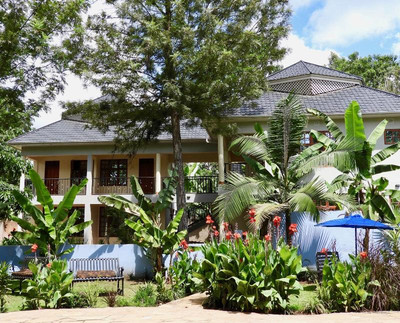 د ویجیجی سنتر لاگ اند سافاری