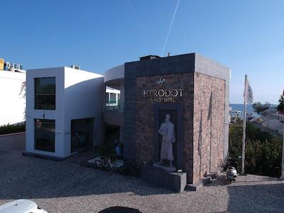 هرودوت بیچ هتل