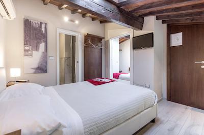 هوم بوتیک سانتا ماریا نوولا