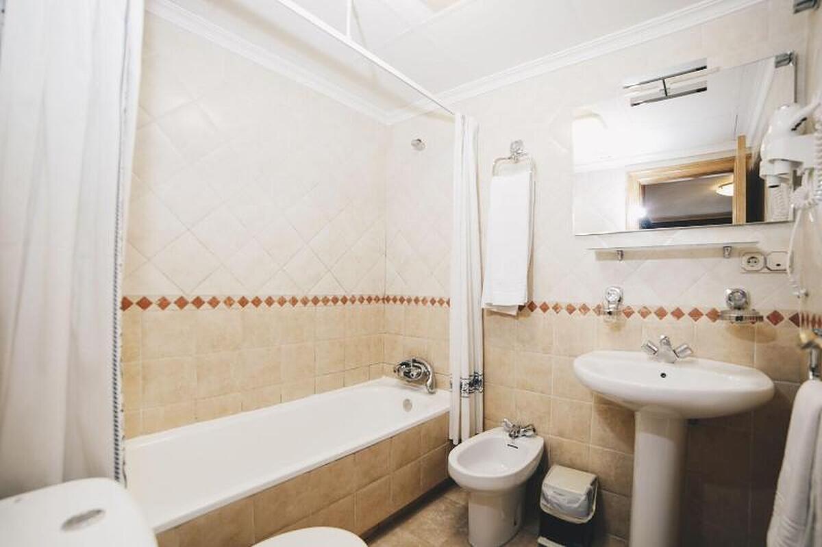 هوستال لاس گاویلنز ۲