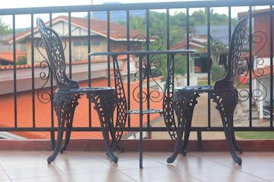 له بار تاری هتل